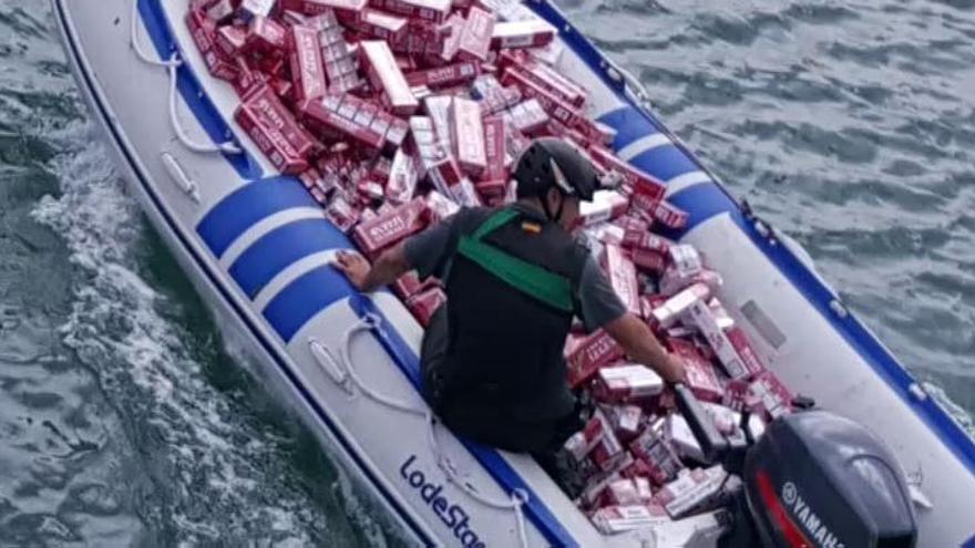 Cartones de tabaco flotando en el río Guadiario