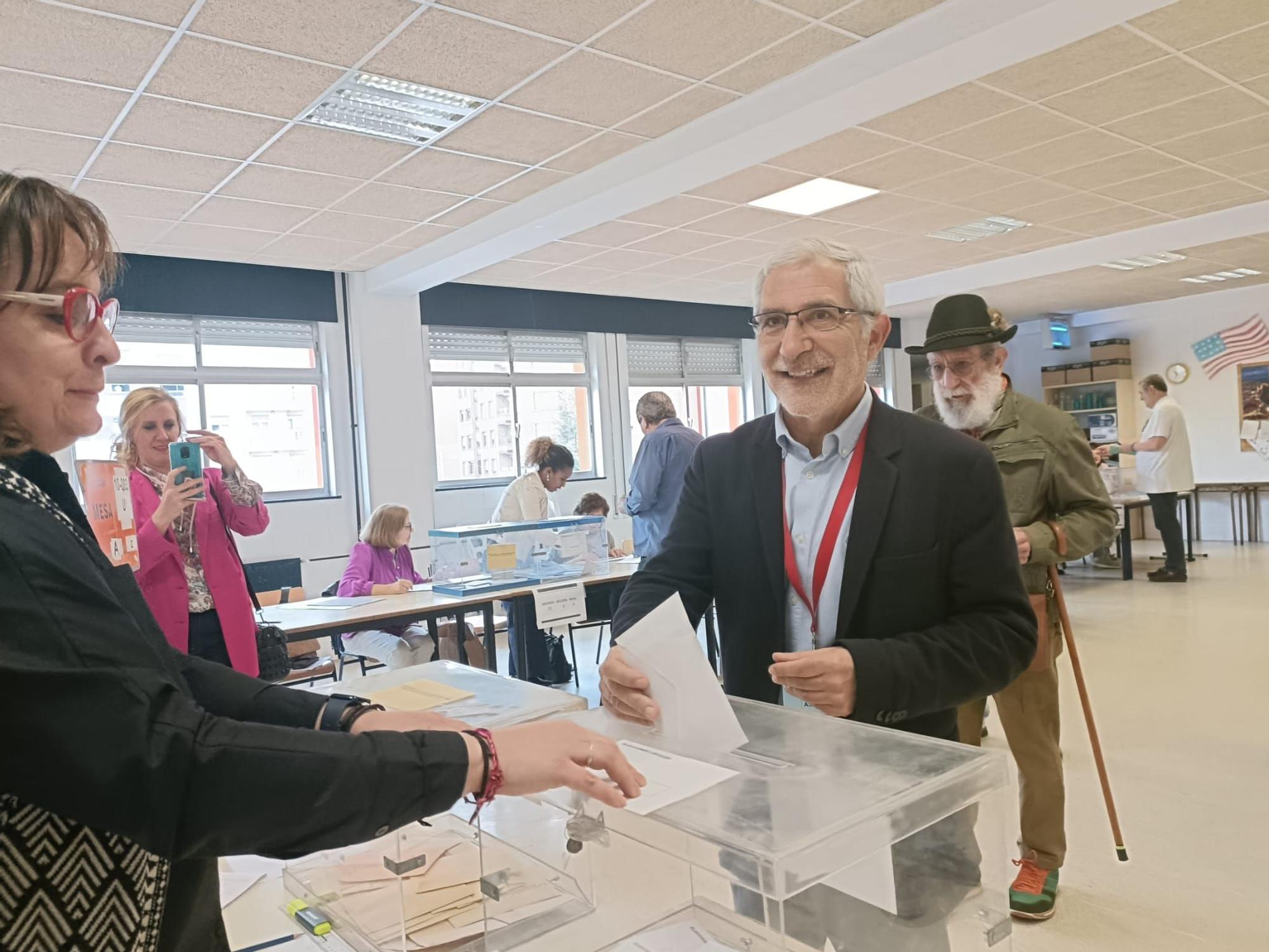 Los candidatos a la alcaldía de Oviedo, muy madrugadores, llaman a la participación