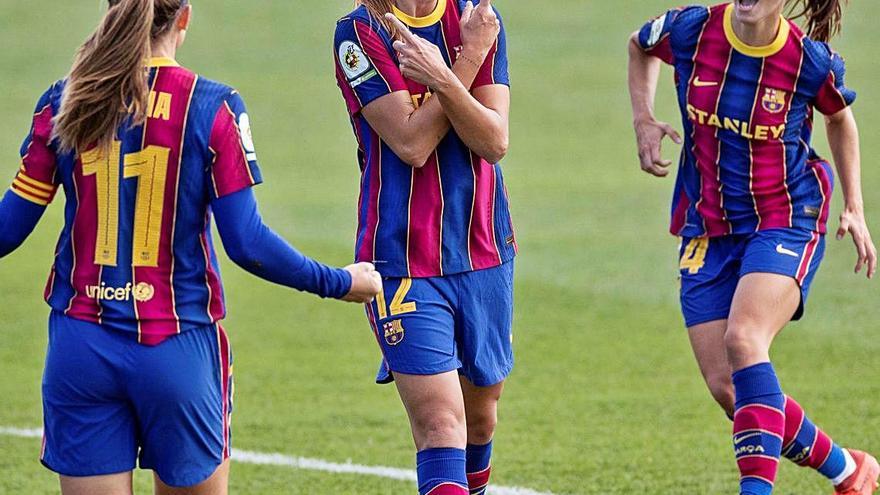 Patri Guijarro (centre) celebra amb les companyes el primer gol