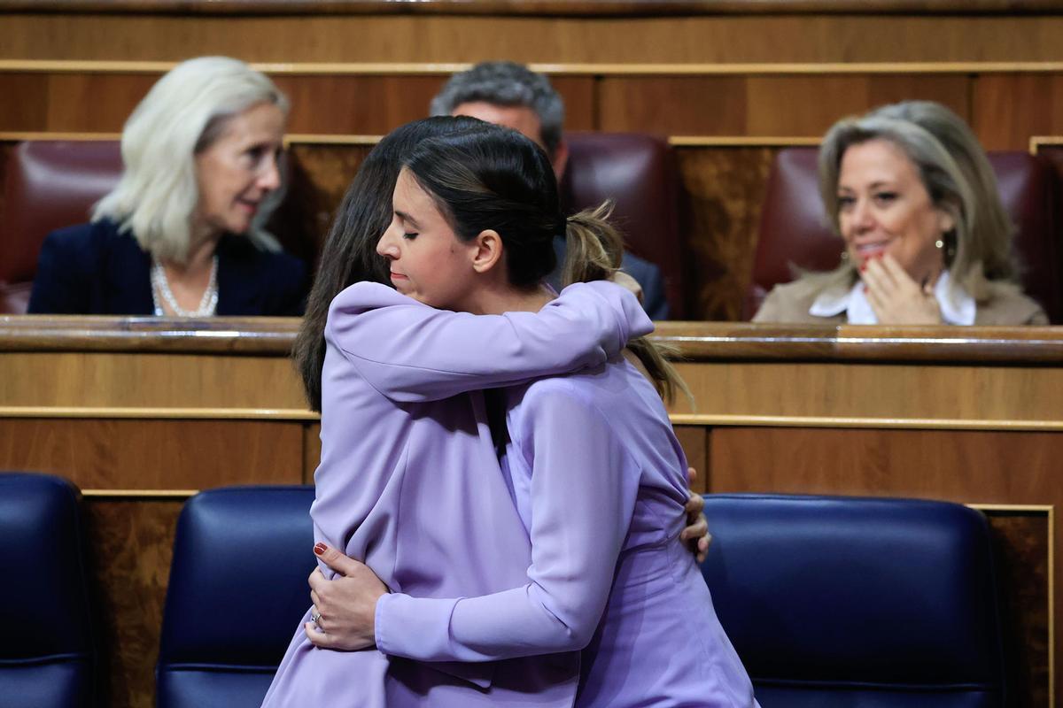 Las ministras de Derechos Sociales e Igualdad, Ione Belarra e Irene Montero, se abrazan tras la intervención de la segunda en el debate de reforma de la ley del 'sólo sí es sí'.