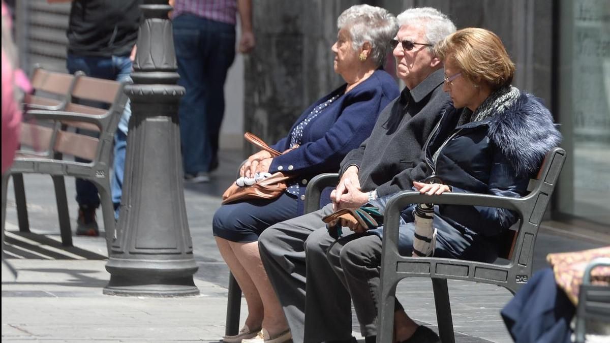 Personas mayores en la calle Triana de la capital grancanaria.