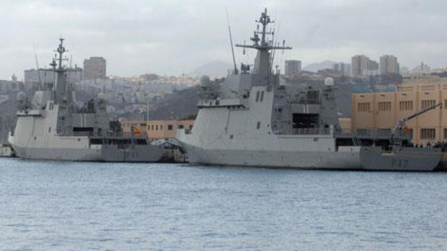 Los patrulleros oceánicos &#039;Meteoro&#039; y &#039;Rayo&#039; , en su base del arsenal de Las Palmas de Gran Canaria. i QUESADA