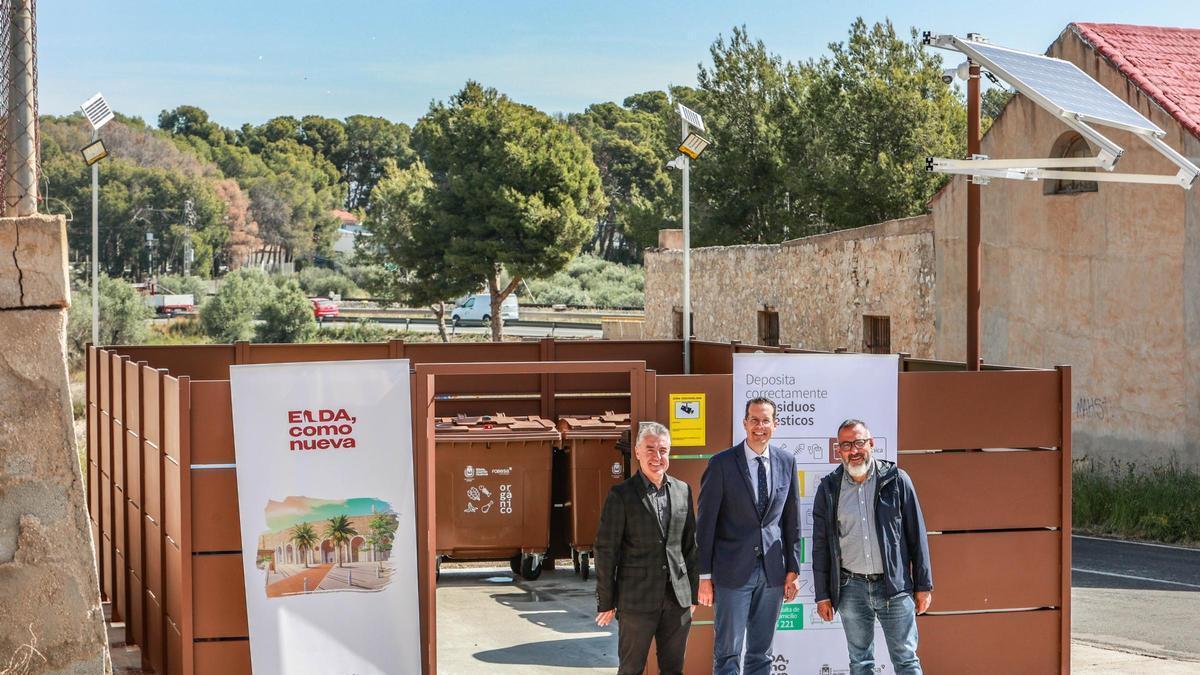 El alcalde, el edil de Espacio Público y el responsable de la concesionaria en una de las islas de contenedores