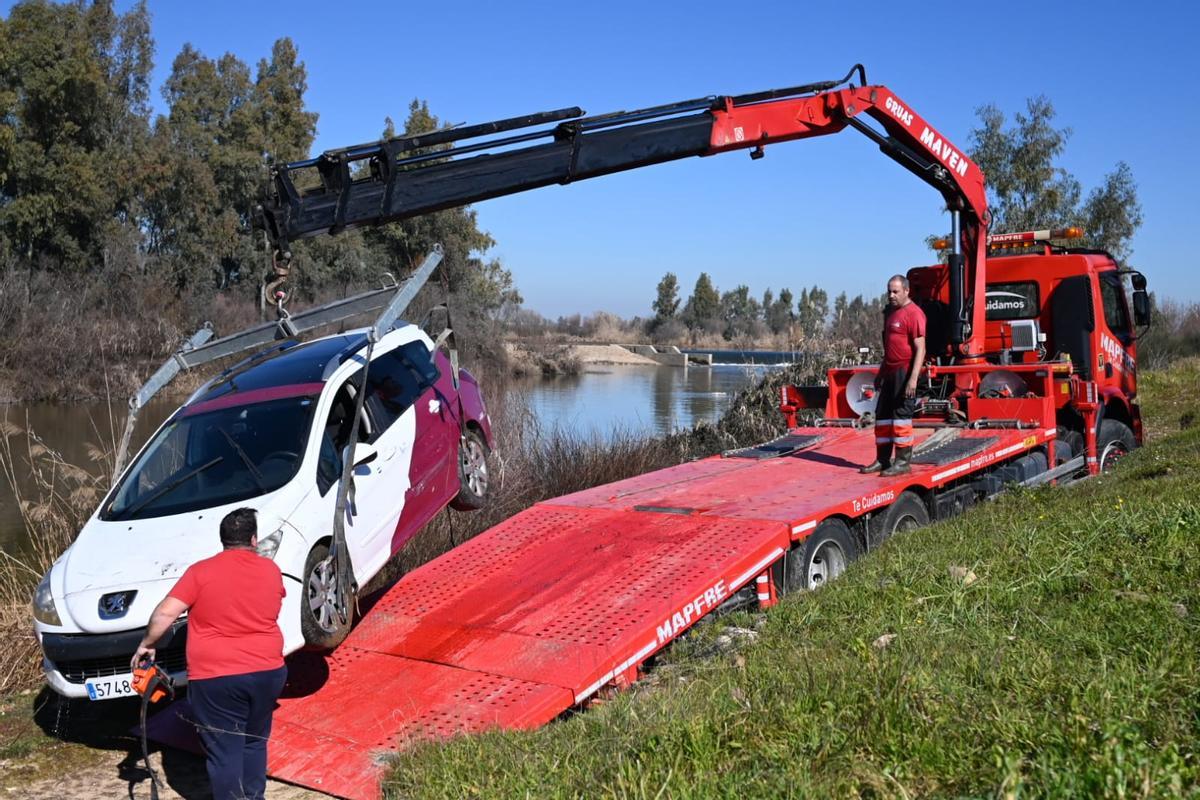 La grúa recupera el vehículo del agua.