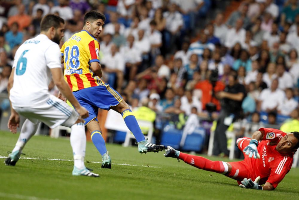 Instantes del partido disputado ayer entre el Valencia CF y el Real Madrid.