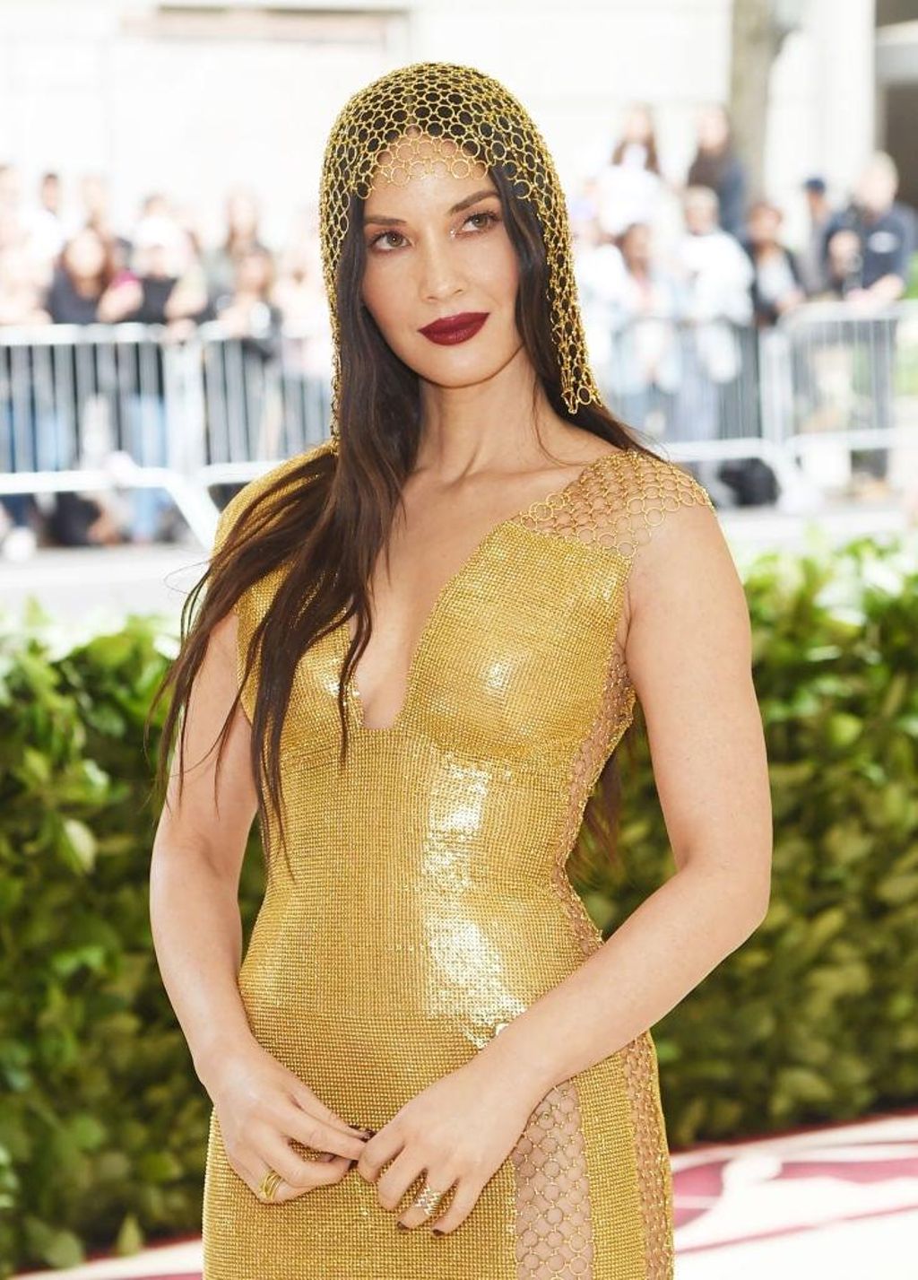 Olivia Munn con vestido de H&M y la redecilla de los limones en la Gala Met