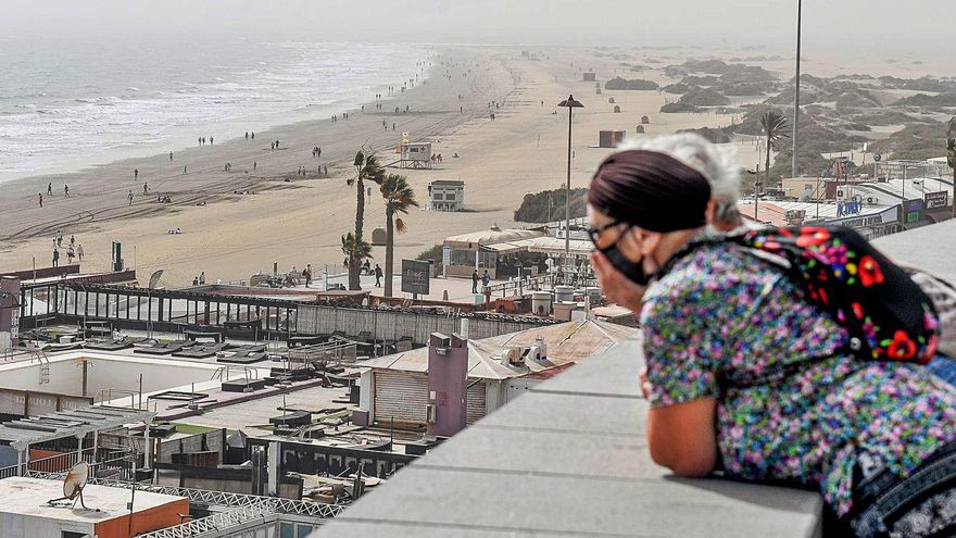 Dos mujeres con mascarillas observan el mar en el Sur de Gran Canaria.