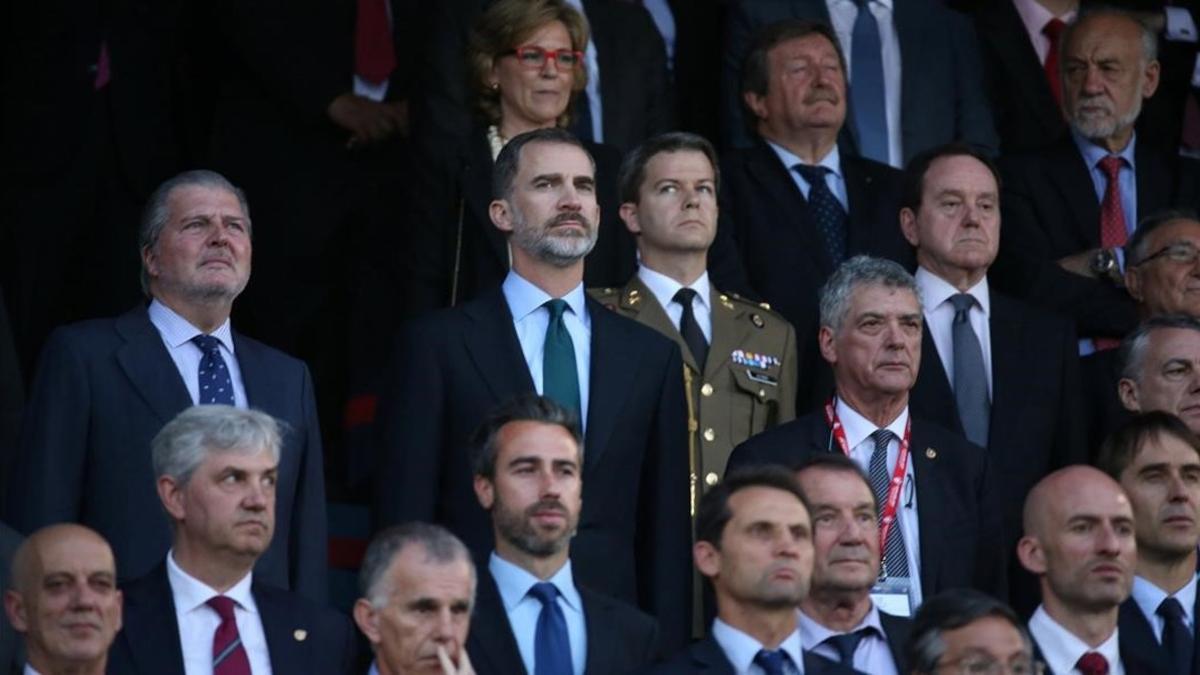 El rey Felipe escuchando la pitada al himno español en el Calderón.