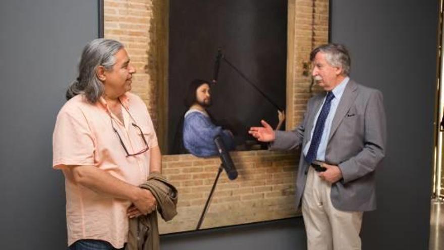 Guillermo Muñoz y Joan Garcés en la exposición del pintor chileno.