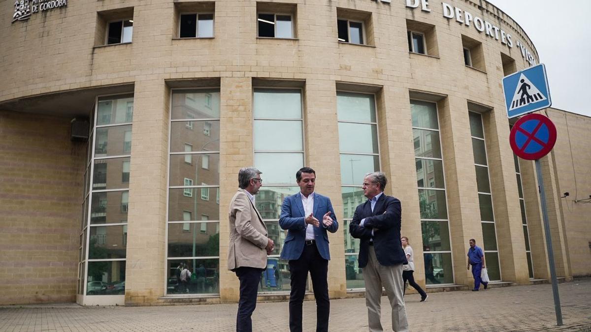 José María Bellido, con Salvador Fuentes y Miguel Ángel Torrico, a las puertas de Vista Alegre, durante la campaña electoral de las municipales, en que anunciaron el proyecto Córdoba Arena.