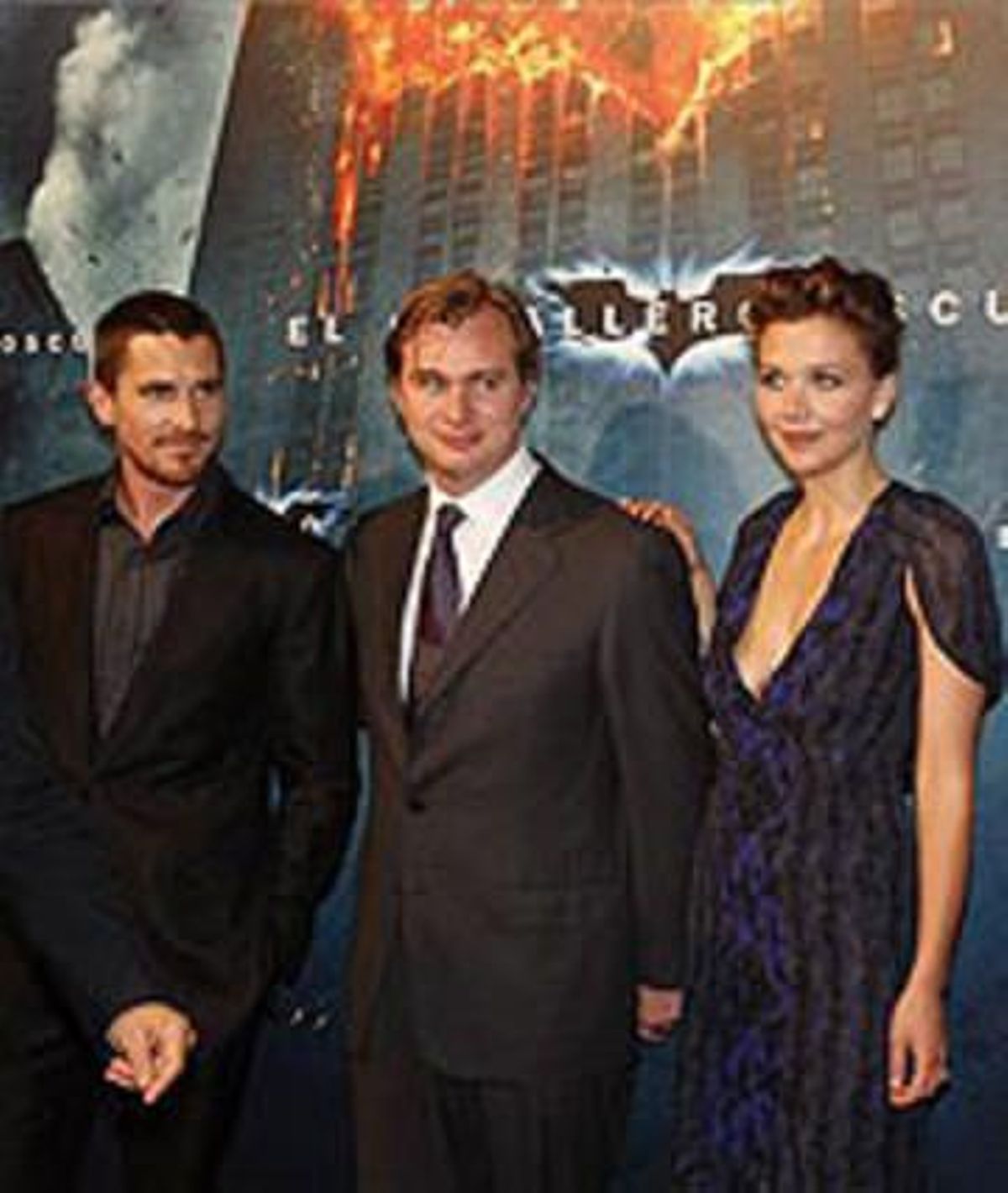 D’esquerra a dreta, Christian Bale, Aaron Eckhart i Maggie Gyllenhaal, a l’entrada del cine Coliseum, aquesta nit. D’esquerra a dreta, Christian Bale, Aaron Eckhart i Maggie Gyllenhaal, a l’entrada del cine Coliseum, aquesta nit.