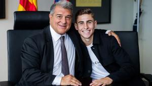 Fermín estampa su renovación por el FC Barcelona junto a Joan Laporta
