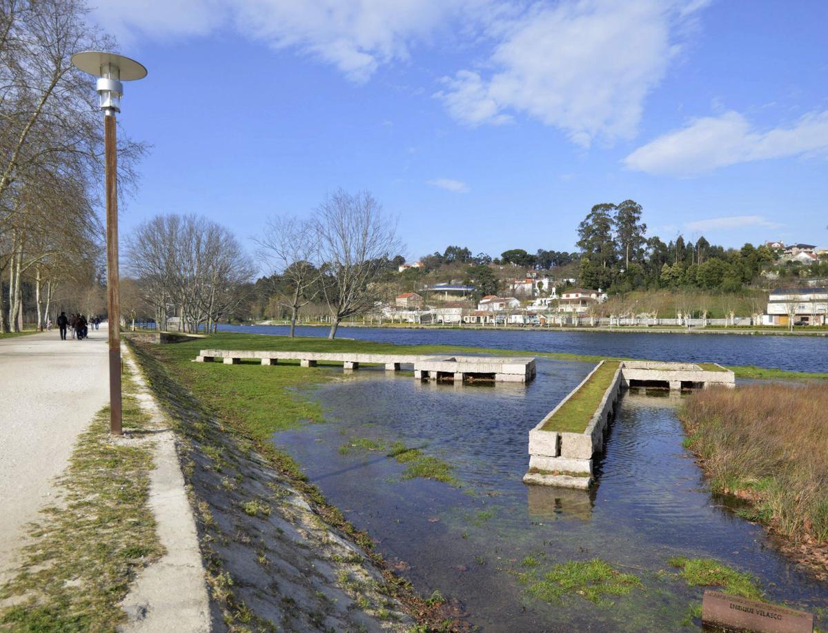 El río Lérez, desbordado a su paso por la Illa das Esculturas.