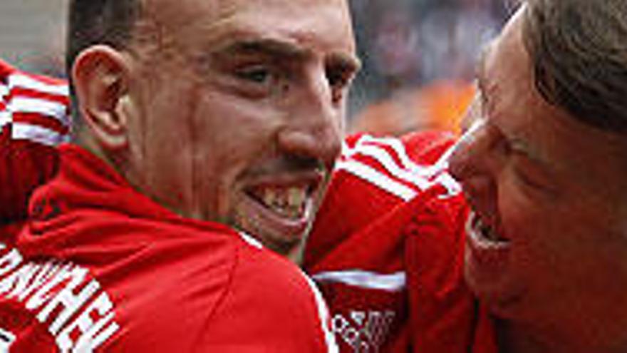 Franck Ribery y Louis Van Gaal celebran el triunfo en la Bundesliga