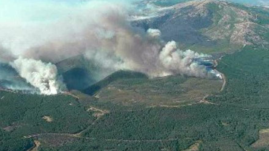 Un incendio en Cáceres obliga a evacuar a cientos de personas