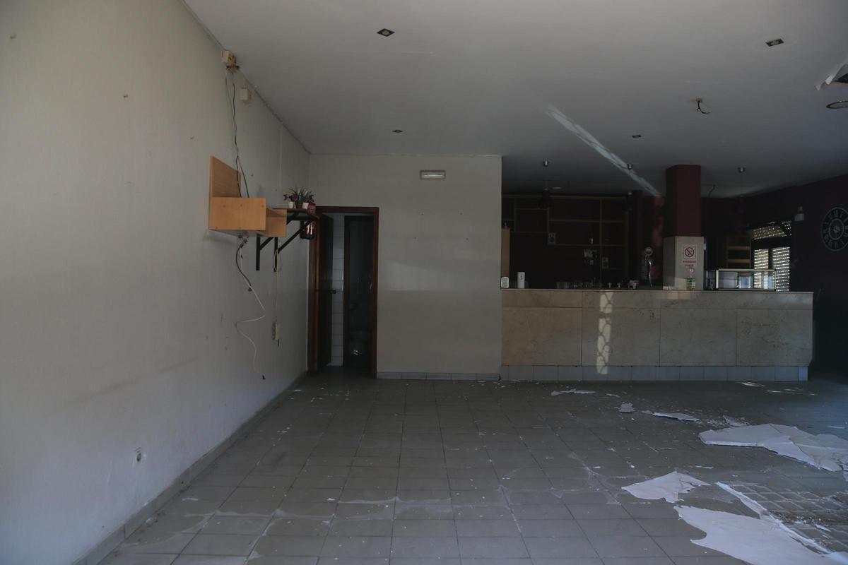 El bajo de la antigua cafetería de la Casa do Mar de Bueu, que está vacío desde el año 2016.