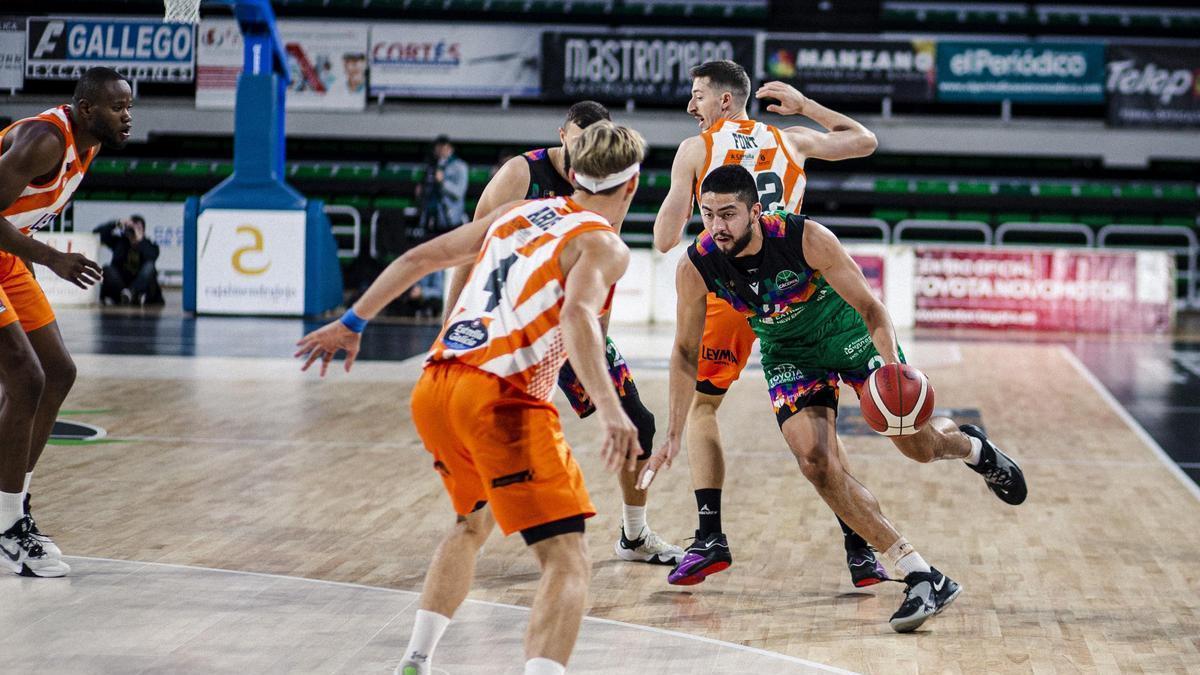 Gael Bonilla avanza hacia la canasta del Leyma Coruña.