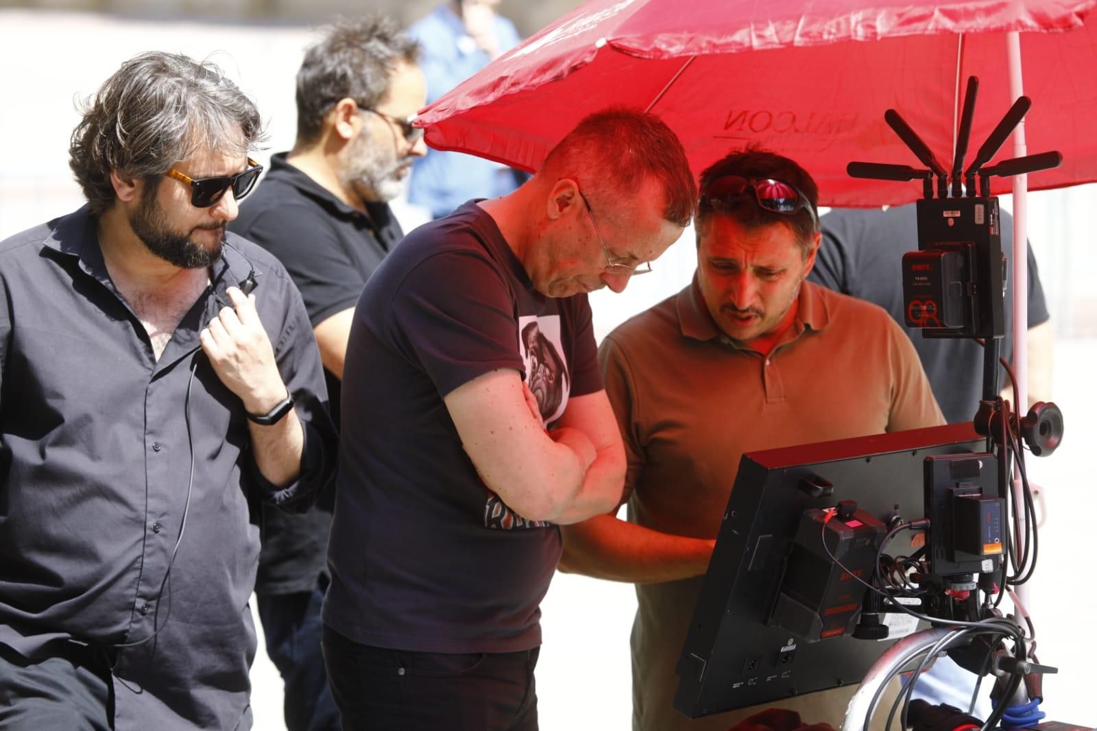 En imágenes | Expectación en la plaza del Pilar de Zaragoza por el rodaje del 'remake' de 'Salida de misa de doce'