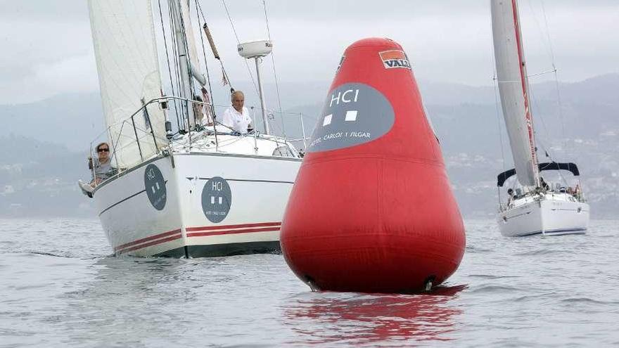 Dos embarcaciones participando en una competición en aguas de Sanxenxo.  // Gustavo Santos