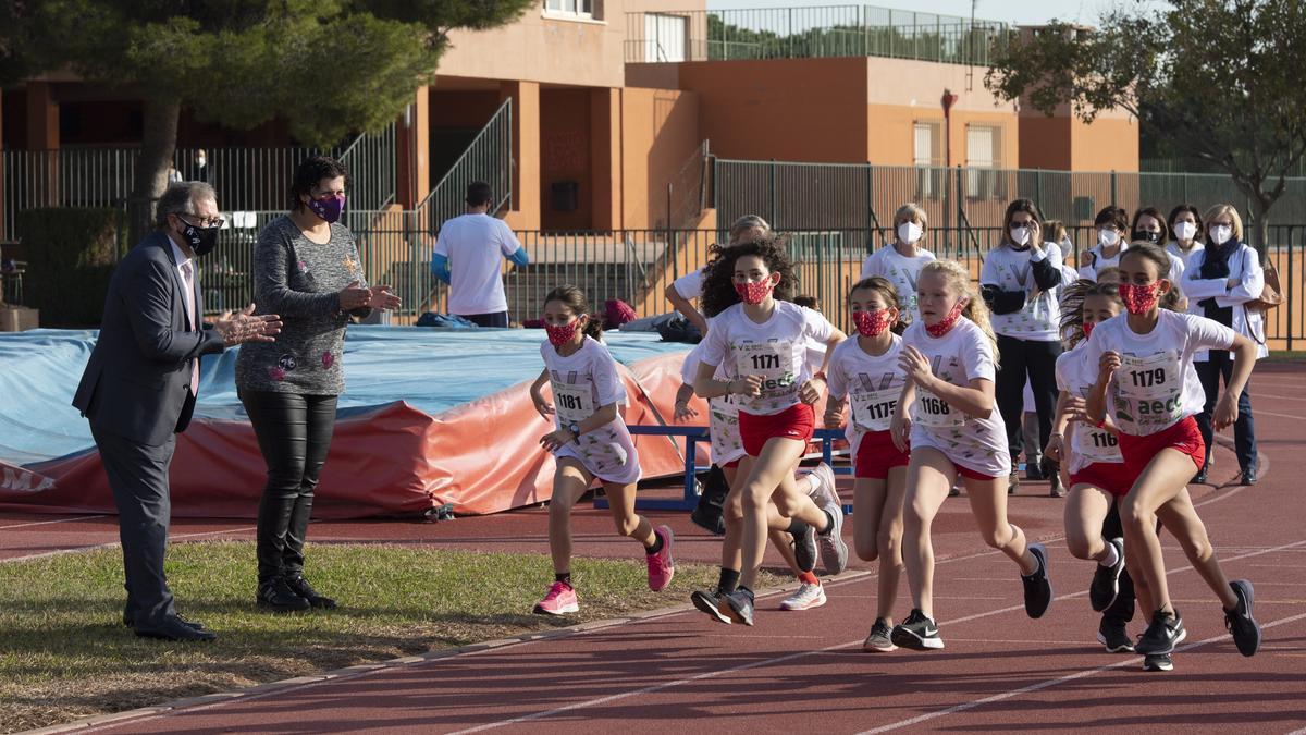 Alumnos de Penyeta Roja entrenan en las pistas de atletismo al aire libre.