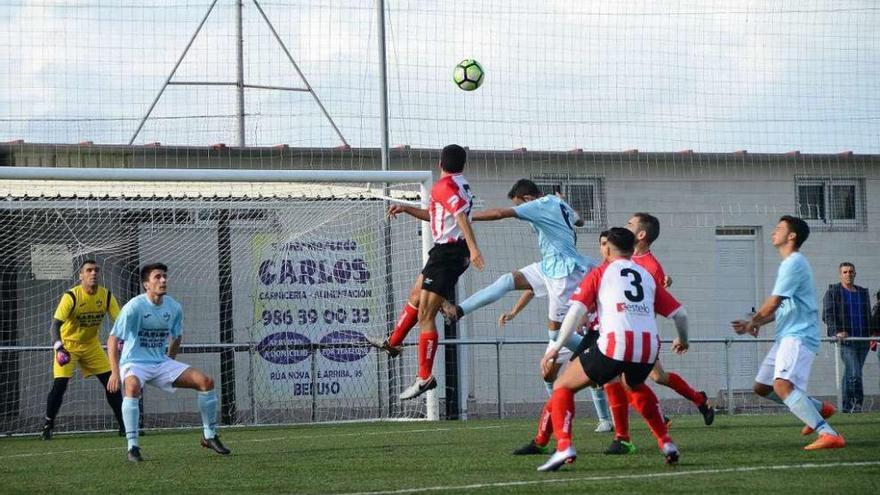 Imagen del partido Beluso-Juvenil de Ponteareas disputado en el campo de As Laxes. // Gonzalo Núñez