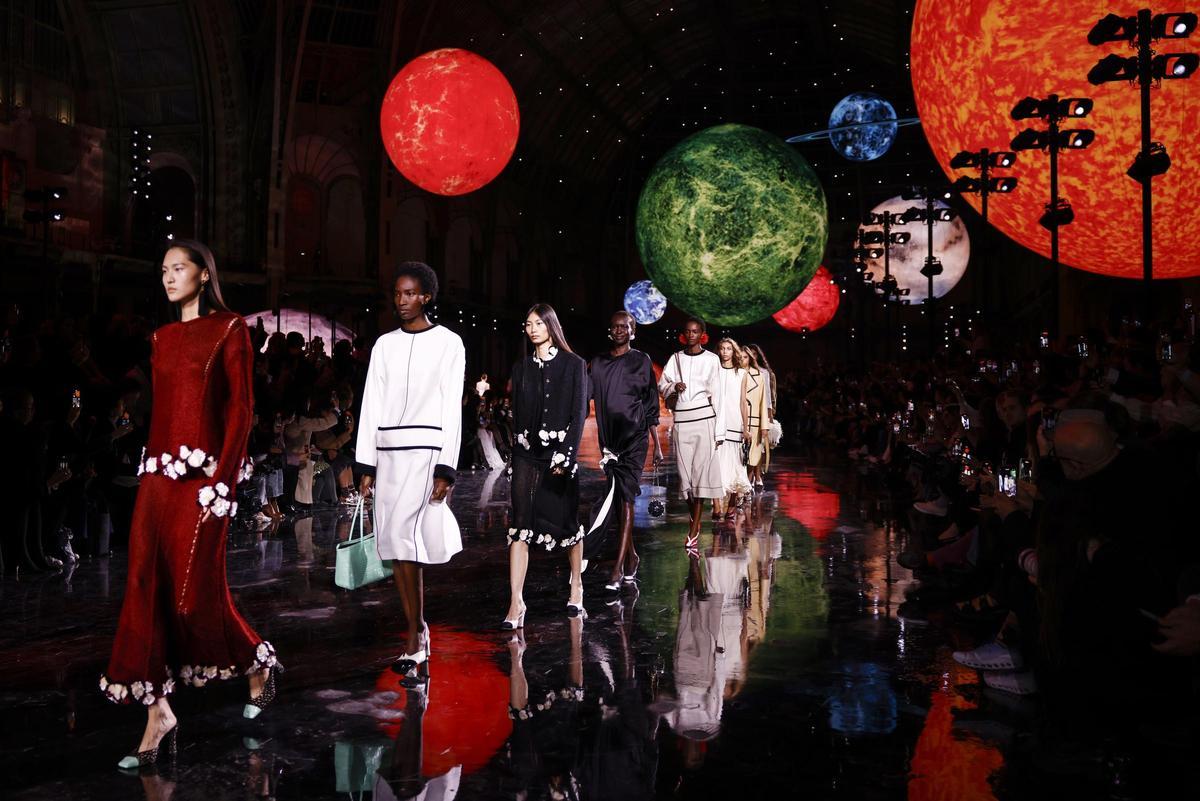 Chanel inaugura en París la era de Matthieu Blazy con una moda de aplauso