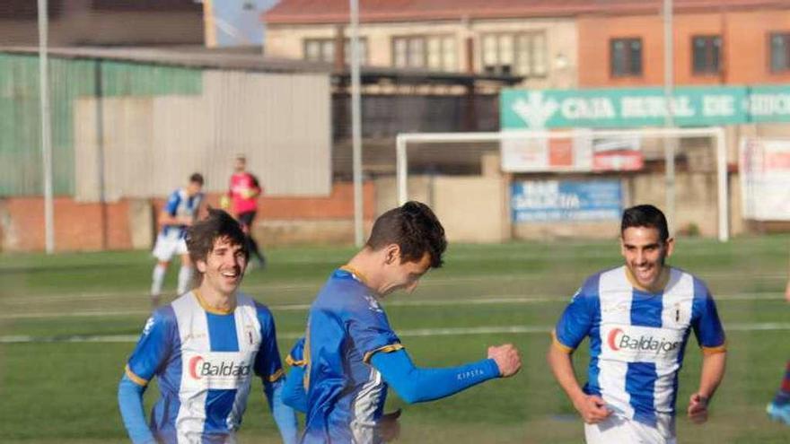 Luis Nuño celebra el gol al Industral con Tranche y Balsera.