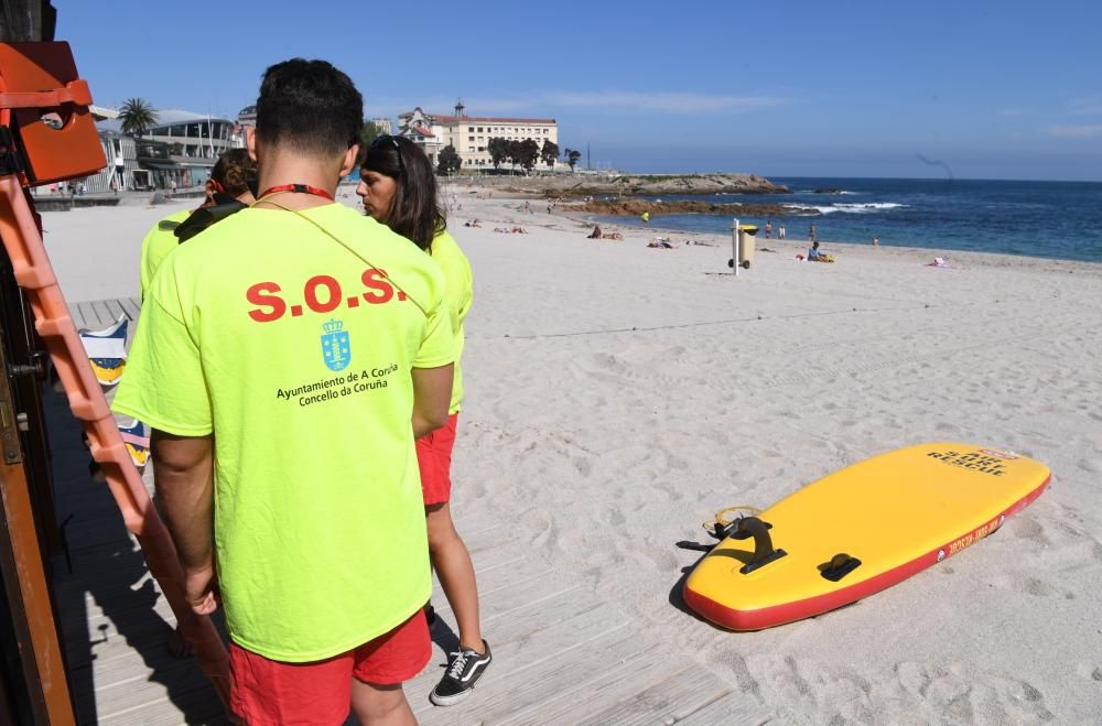 Los socorristas ya vigilan las playas de A Coruña