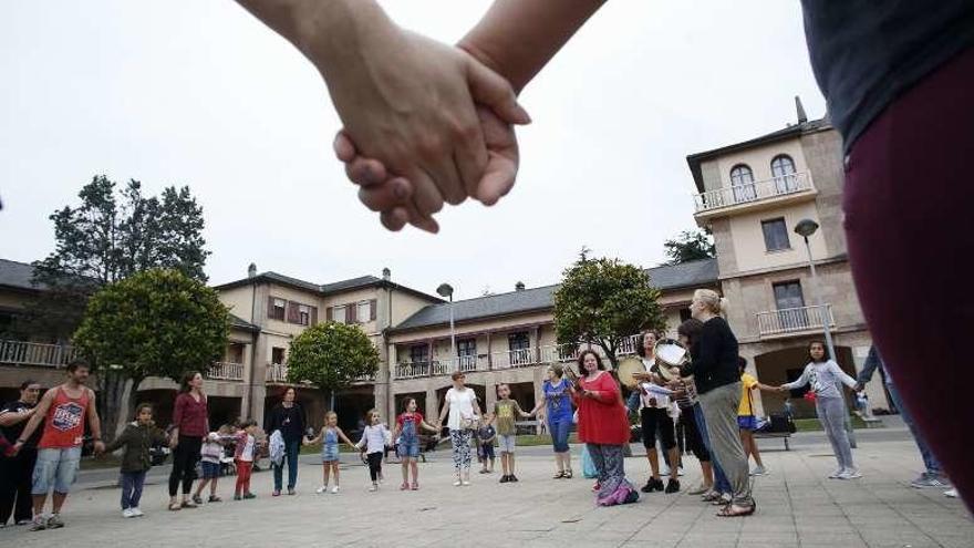 Llaranes ensayó ayer la Danza Prima en la plaza Mayor.