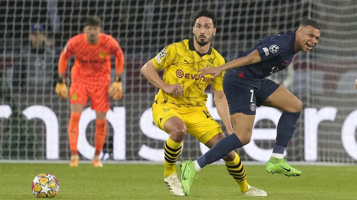 Hummels, con Mbappé, el día marcó en la semifinales ante el PSG para clasificar al Dormund a la final de Wembley