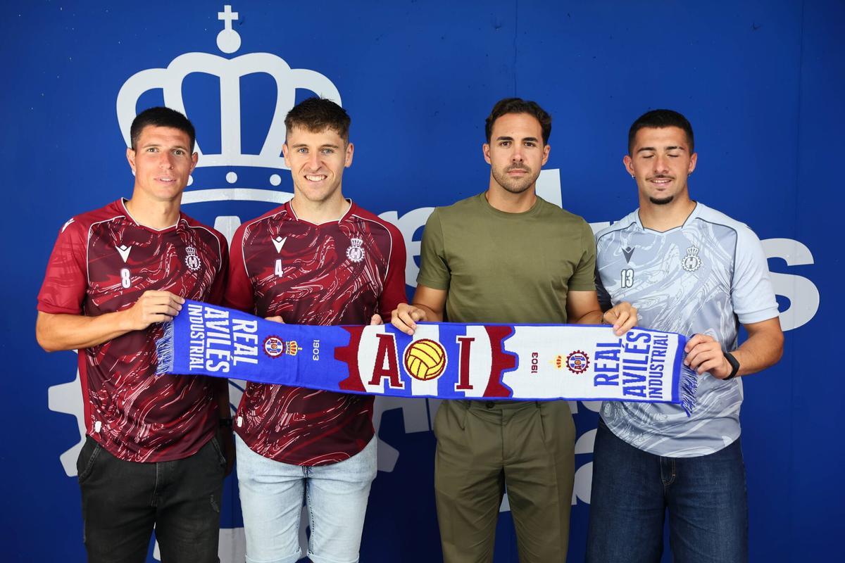 EN IMÁGENES: El Avilés presenta a tres de sus fichajes de verano, Marco Coronas, Markel Artetxe y Brais Abelenda