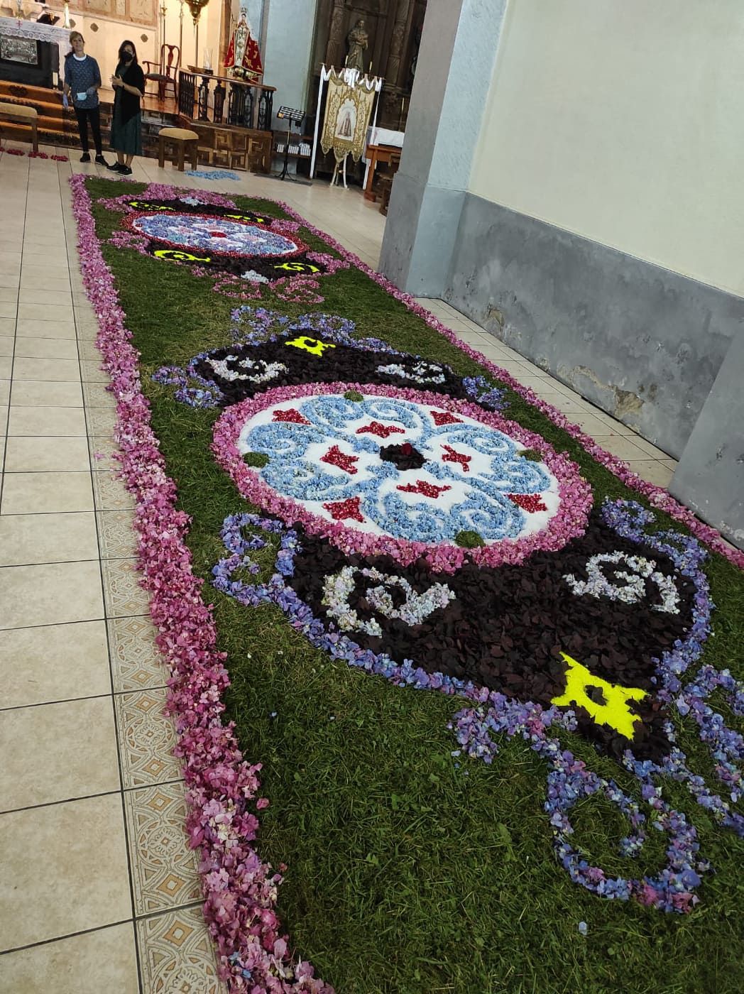 La belleza de las alfombras florales, esta vez en Corao