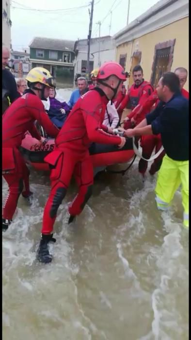 Bomberos y Protección Civil de Alicante participan en las labores de auxilio en la Vega Baja.