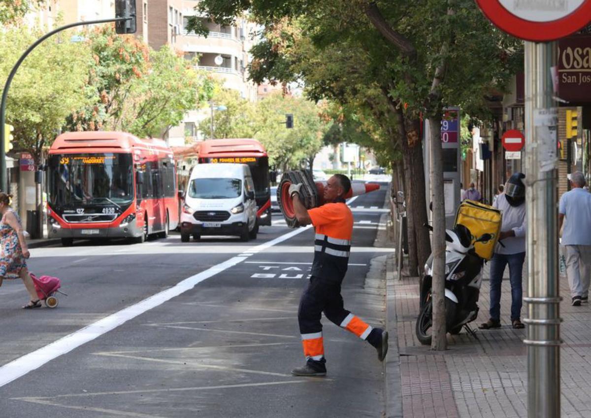 En la avenida San José se ha pintado un nuevo carril bus.  | ÁNGEL DE CASTRO