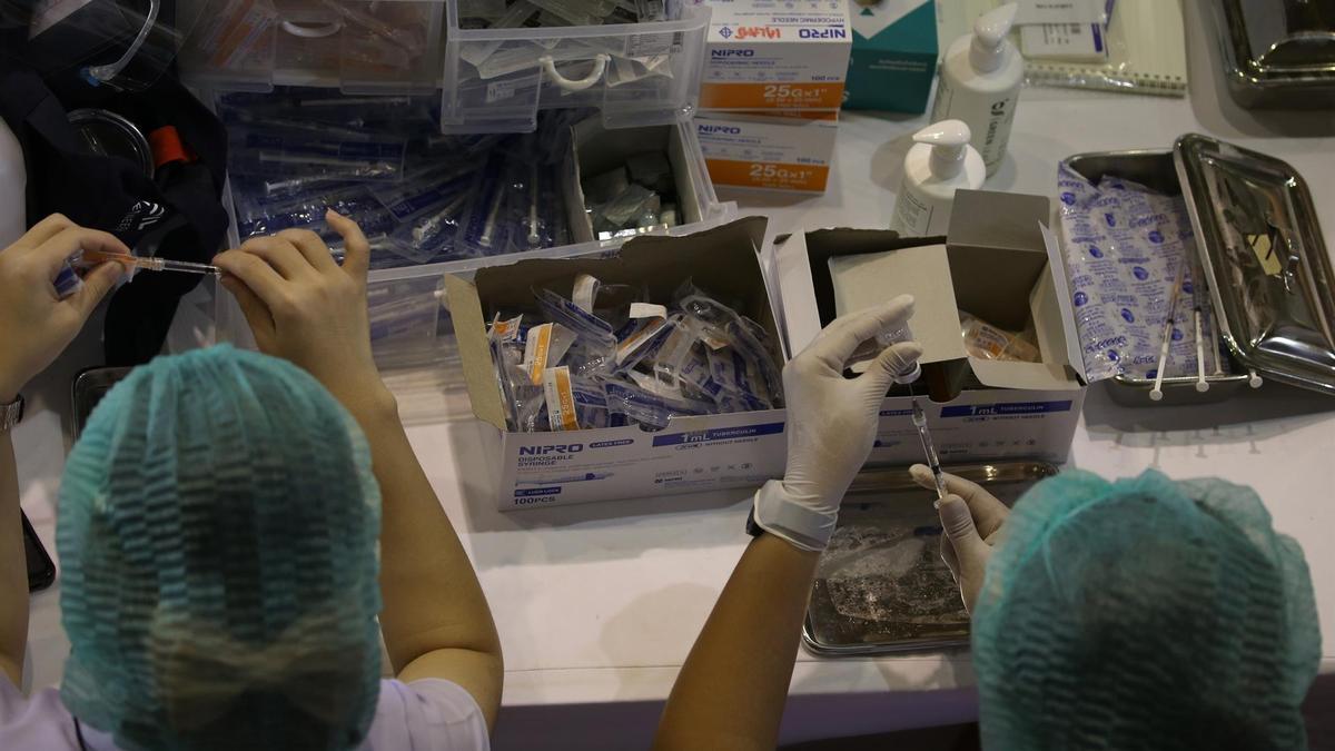 Sanitarios en el interior de un laboratorio.