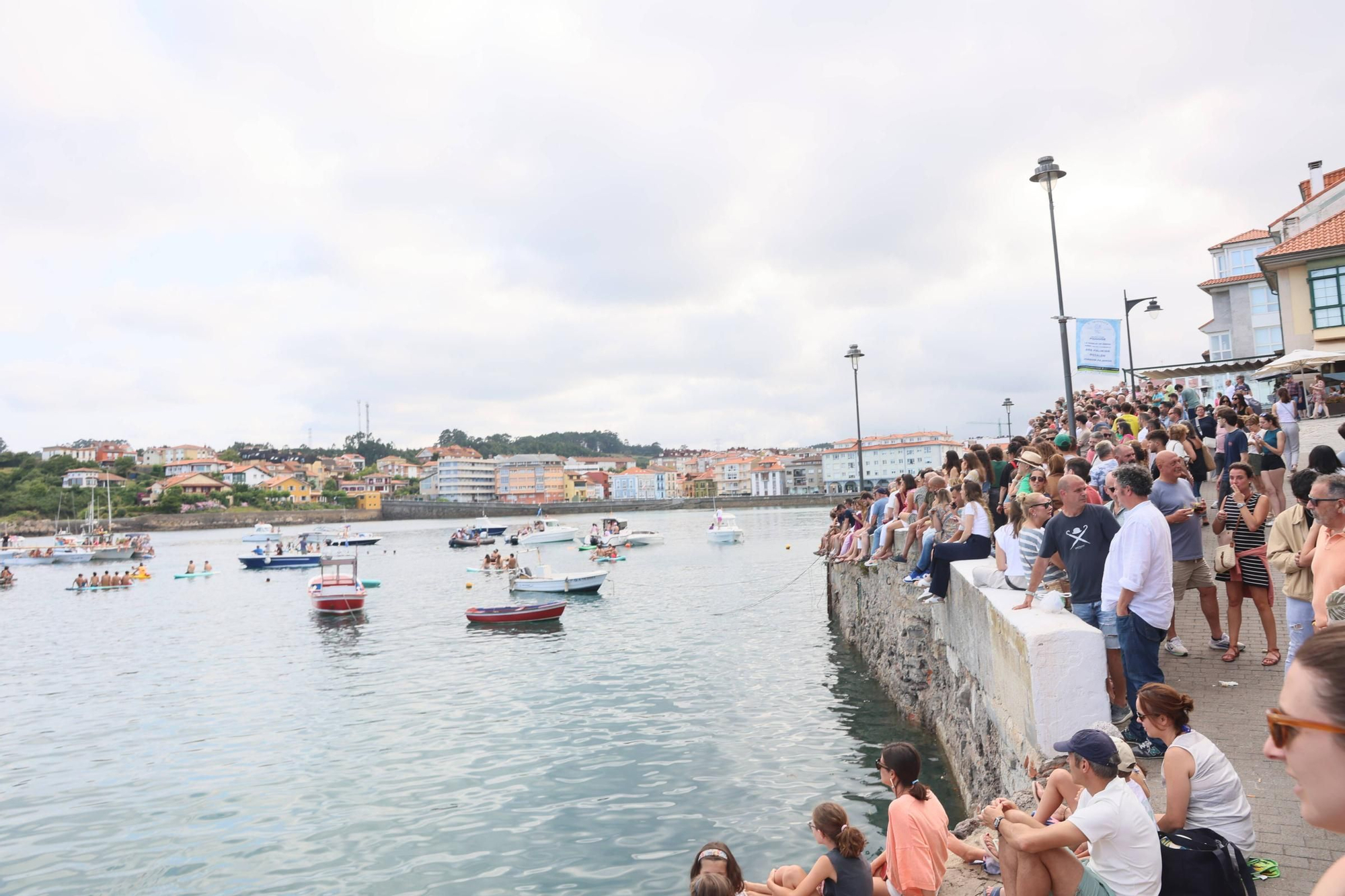EN IMÁGENES: La multitudinaria cita de la cucaña en el Carmen de Luanco