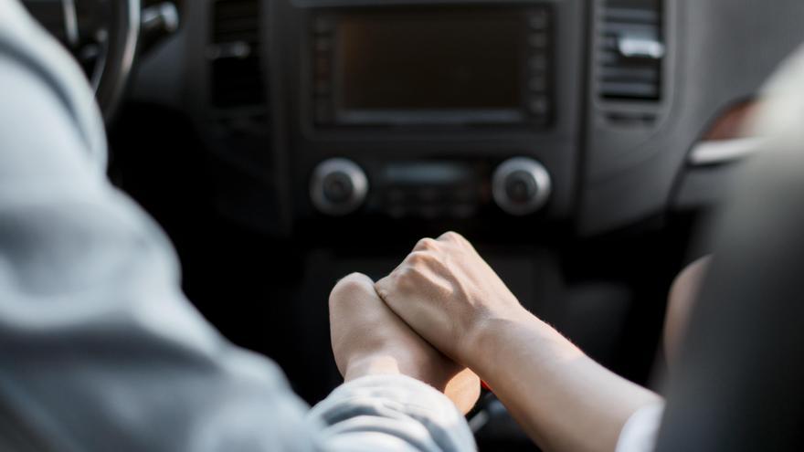 La multa por tocar la pantalla del coche mientras conduces - Uppers