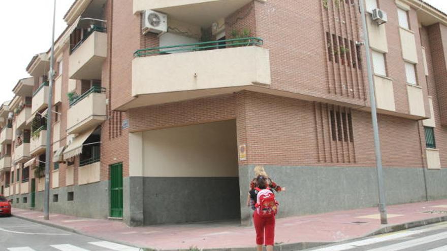 Edificio de viviendas sociales de la pedanía murciana de Beniaján donde se produjo la pelea entre un padre y su hijo