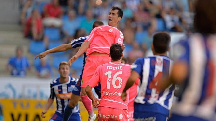 Toché observa un intento de remate de cabeza de Linares.