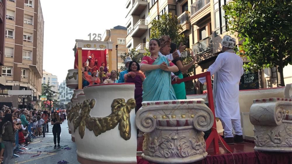 Oviedo celebra el desfile del Día de América en Asturias