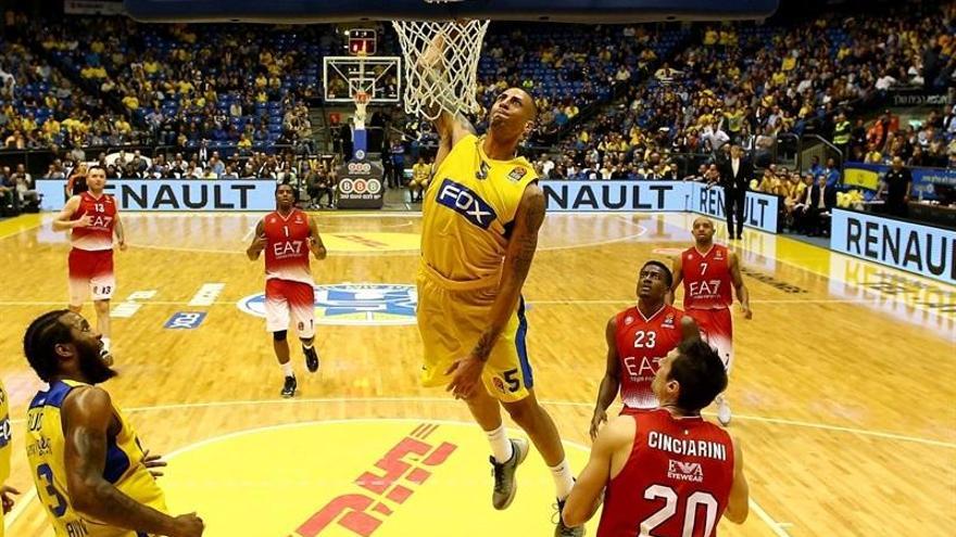 Simpson, con la camiseta del Maccabi, machaca el aro del Armani, en partido de la pasada Euroliga.