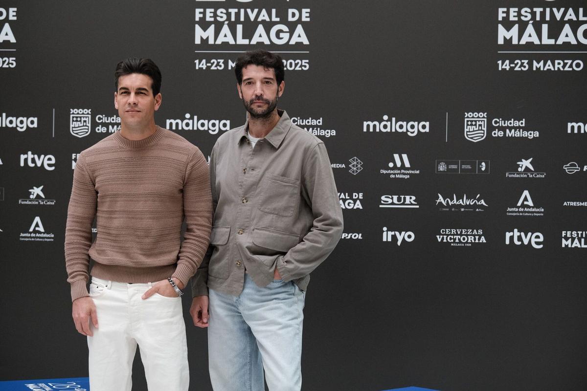 El director Gerard Oms (d) junto al actor Mario Casas (i) posan en el photocall.