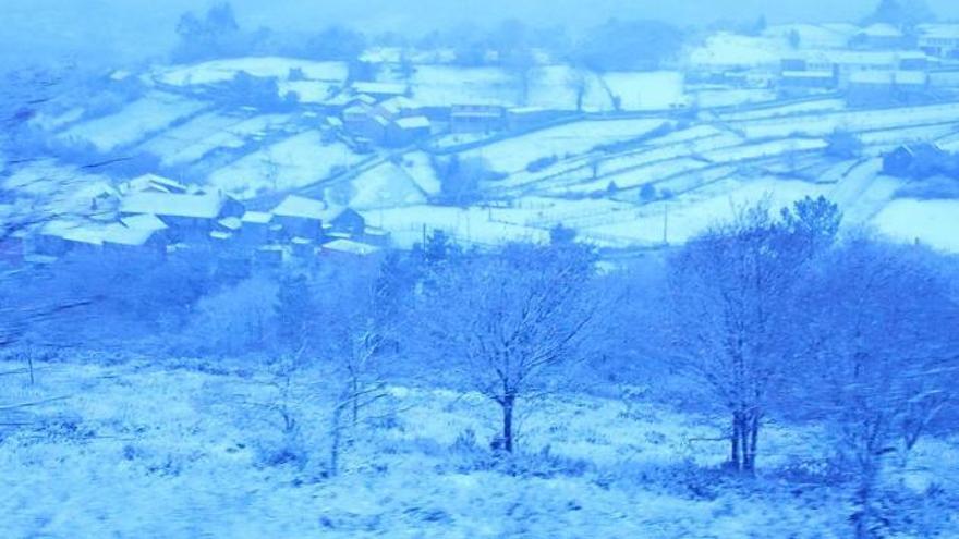 La nieve y las condiciones meteorológicas adversas dificultan la circulación en las carreteras gallegas