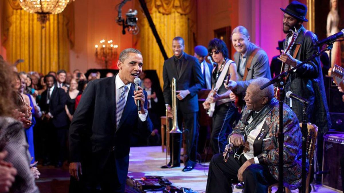 Obama canta 'Sweet Home Chicago' junto a B.B. King, durante un concierto en la Casa Blanca en el 2012.