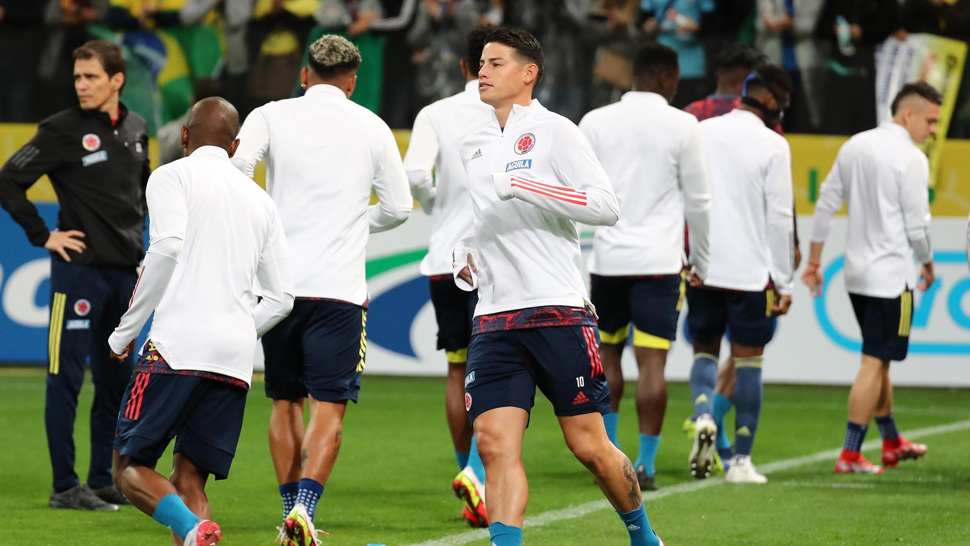 James Rodríguez calentando en el partido frente a Brasil | EFE