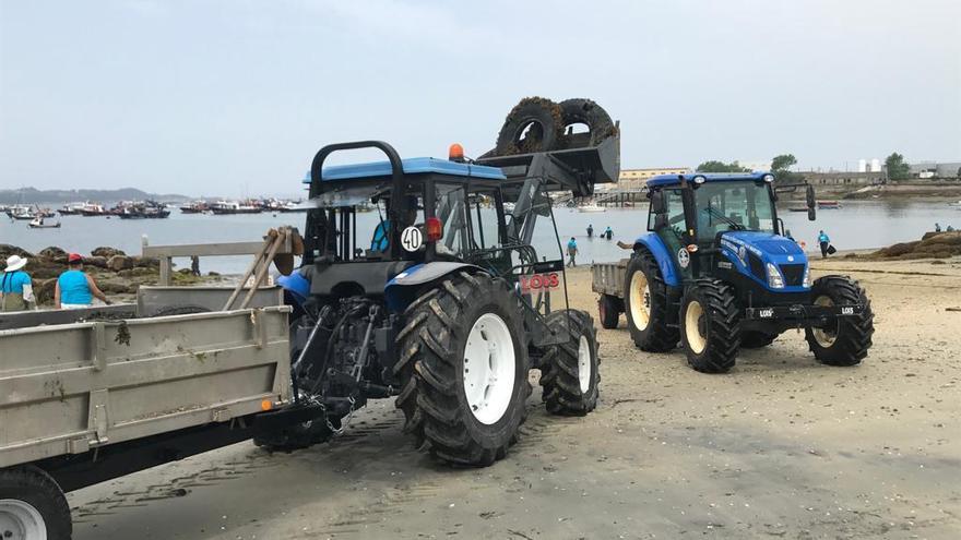 Maquinaria empleada en la retirada de basura recogida en las playas