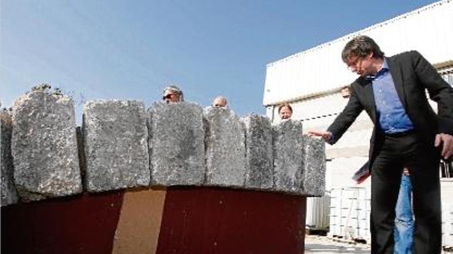 L&#039;alcalde, Carles Puigdemont, en l&#039;acte simbòlic de presentació de la reconstrucció, l&#039;any 2011.