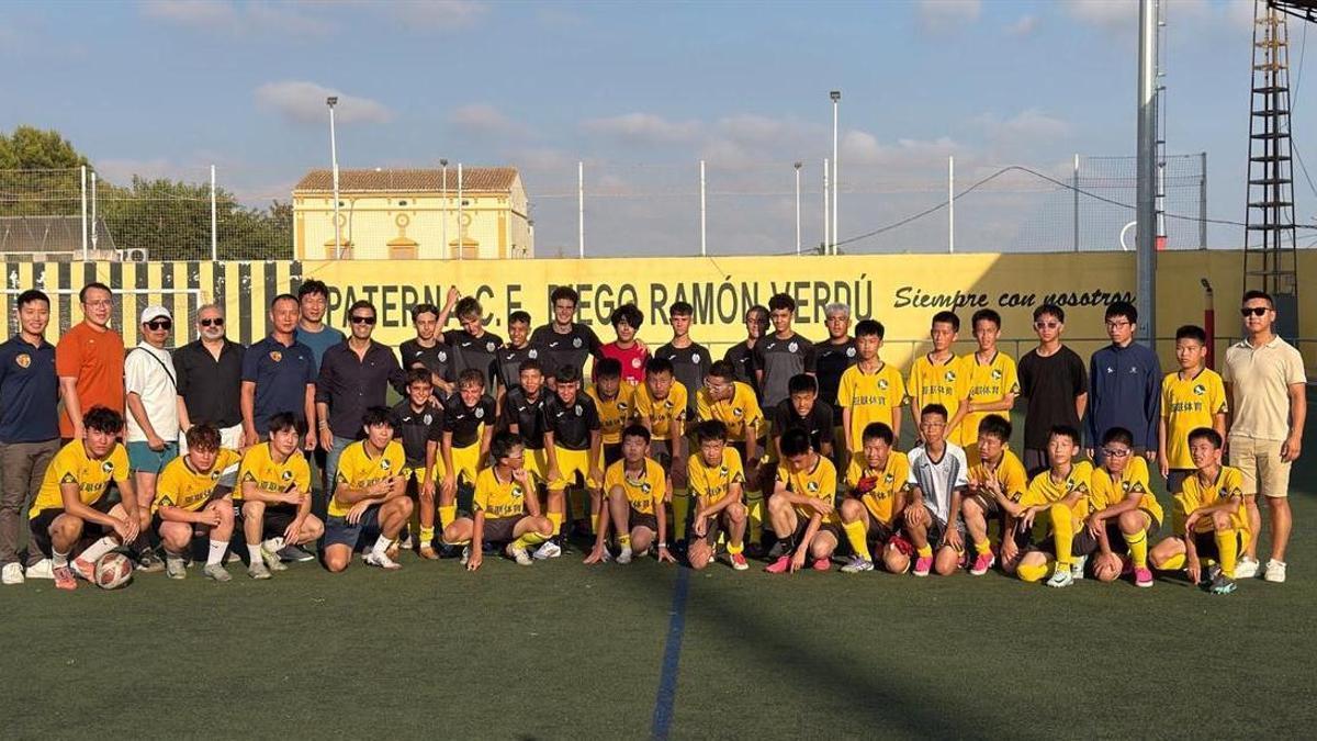 Partido amistoso entre el Paterna CF y la delegación china en el estadio Gerardo Salvador.