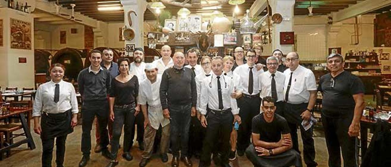 El equipo del Celler sa Premsa, con los camareros, cocineros y dueños.