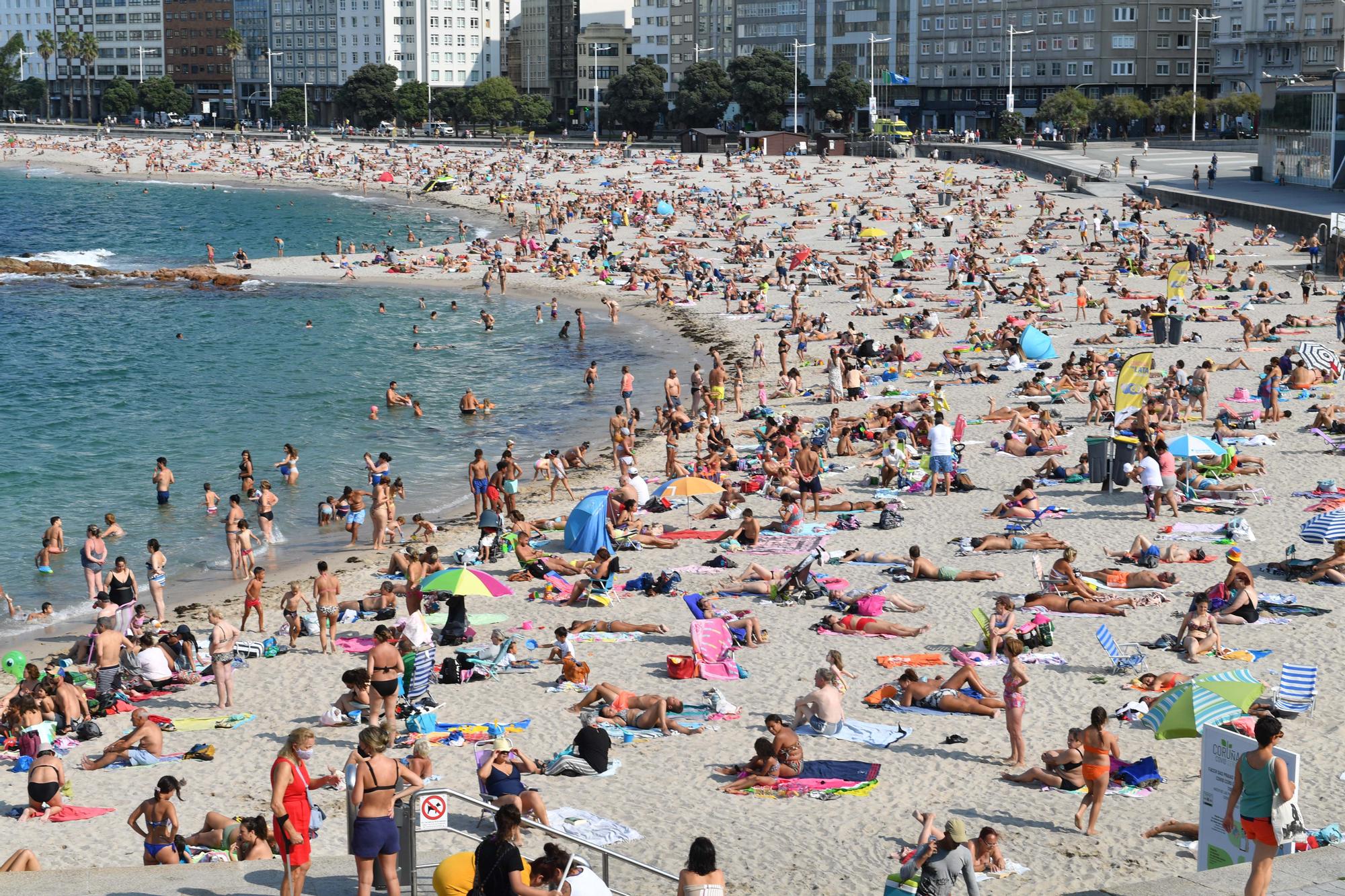 Las playas de A Coruña, abarrotadas con las mareas vivas